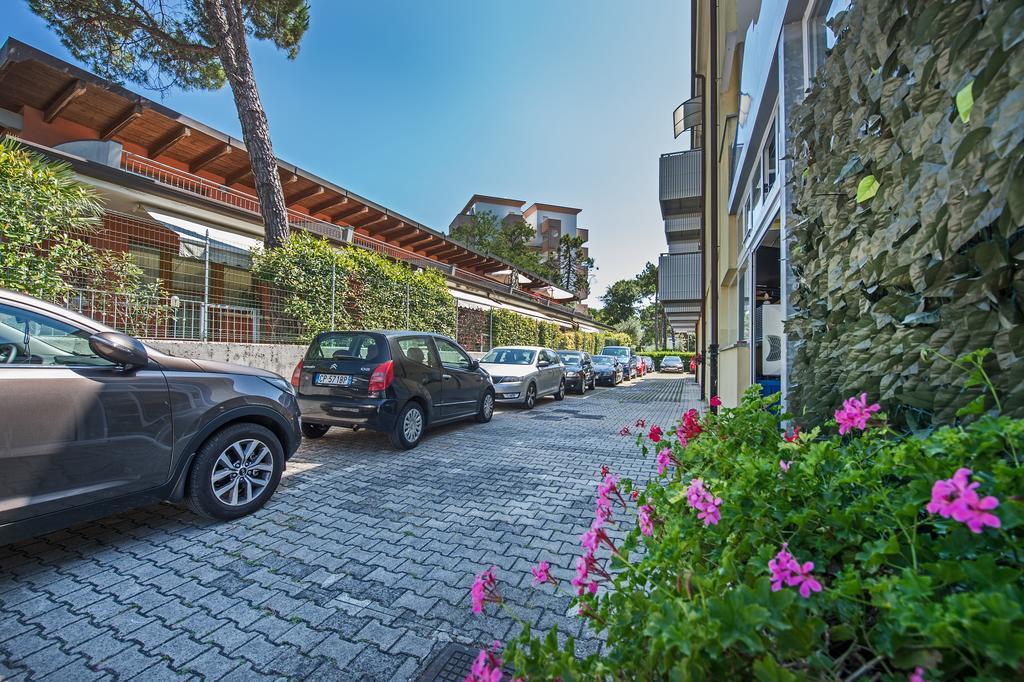 Hotel Minerva Lignano Sabbiadoro Exteriör bild